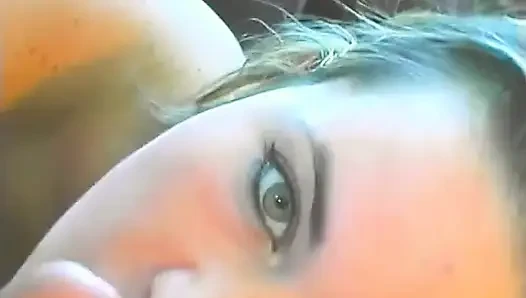 Yalnız kız ve ateşli adam vahşi seksle birbirlerini tatmin ediyor