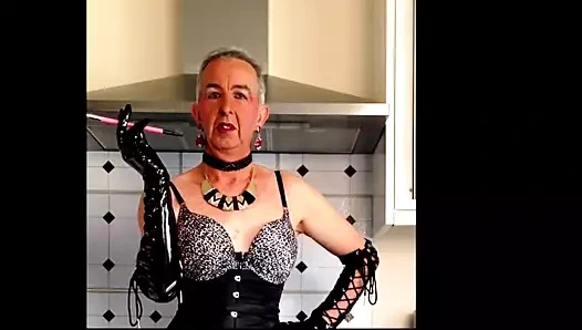 tranny ev hanımı mutfak duman