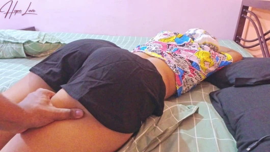 Sapık üvey kardeş odasına geliyor ve üvey kız kardeşini sikiyor.