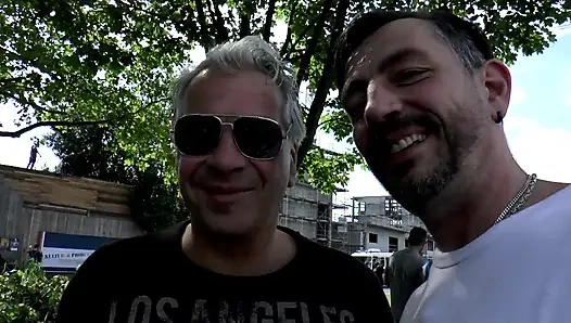 Azgın dövmeli orta yaşlı seksi kadın arabada ve açık havada sikiliyor