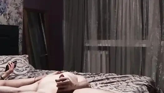 Güzel kaltak adamın yarağıyla eğleniyor