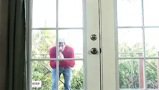 Ateşli genç çift ateşli seks yapıyor ve sakso çekiyor