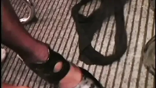 Sarışın orta yaşlı seksi kadın ofiste oral seks yapmayı seviyor