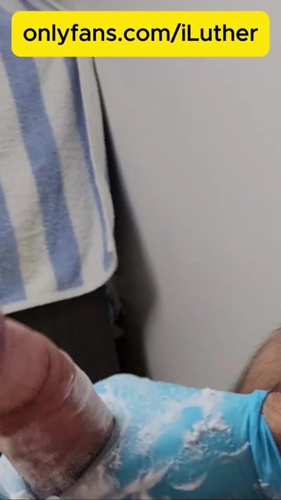 Mantar başlı sert sik elle mastürbasyon çıplak erkek inlemeleri devasa sünnetsiz sik ev yapımı amatör videoda.