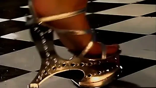 Sarışın orta yaşlı seksi kadın yoğun domalmadan önce oral zevk alıyor