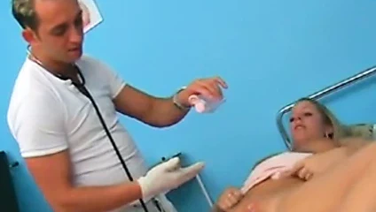 Tombul sarışın sikikleri ona doc