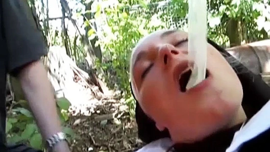 Alman rahibe halka açık sapık oyunları için yakalandı