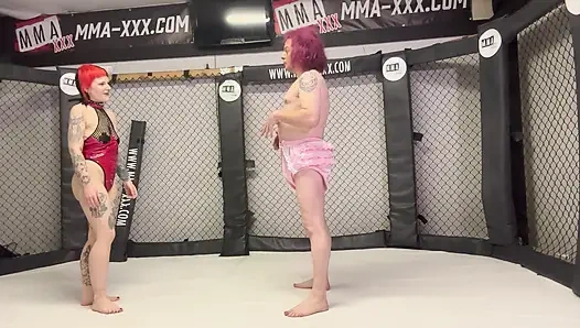 Pvc üvey anne mma kafesinde kadın kılıklıya işkence ediyor - uyluk kontrolü ve aşağılama