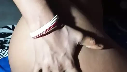 Hintli büyük göğüslerini gösteriyor ve sikişiyor