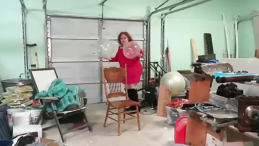 Şişman götüm büyük net balonlar patlatıyor