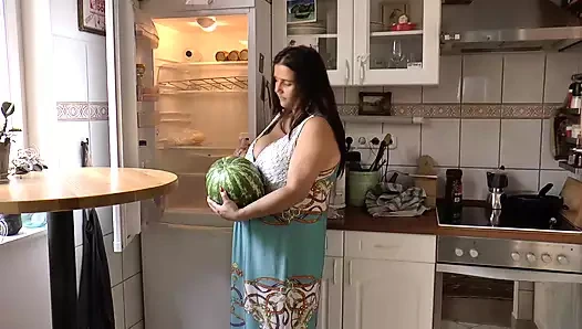 Siyah saçlı harika bir Alman kadın şişman bir yarağa biniyor