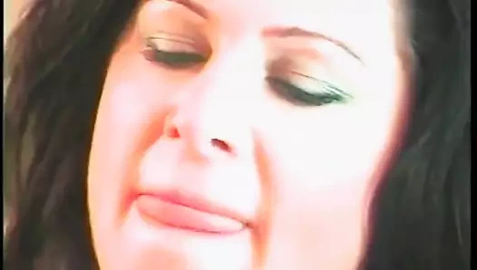 Azgın büyük memeli orta yaşlı seksi kadın genç bir adam tarafından derinden sikilmeyi seviyor