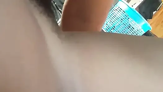 Patronumun yarağını emiyor, ağzımda olmasına bayılıyorum