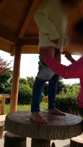 halka açık bir yerde parmaklı