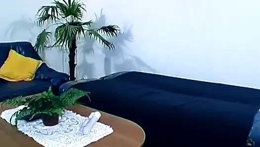 Fışkırtmalı olgun sarışının amcığı genişliyor ve damlatıyor