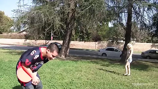 Piper Perri ne kadar sıska olursa olsun büyük zonklayan bir yarağa sızıyor