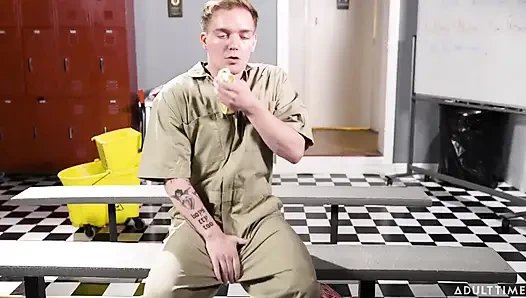 Adult Time - sapık kapıcı soyunma odasında saklanıyor ama April Olsen onu yakalıyor ve sert sikişiyorlar