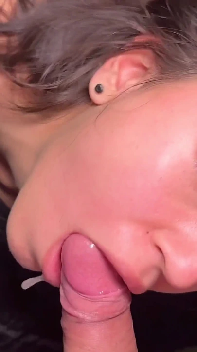 Diş teli takan 18 yaşındaki kız gırtlağına kadar sikiliyor ve amcığı sertçe sikiliyor