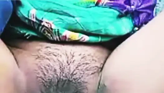 Hintli kız ateşli genç amcığını gösteriyor