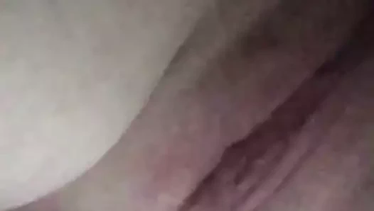 Kızıl büyük memeler içinde pembe kadın iç çamaşırı