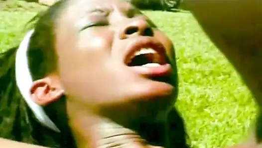 Sıcak siyah çift sikikleri açık havada içinde the park