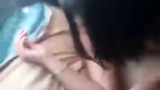 Onu kedi yemiş almayı seviyor