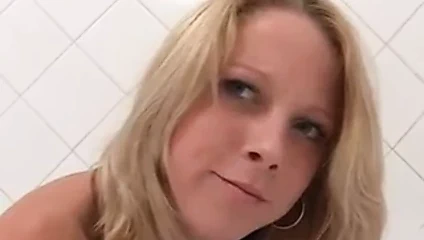 Amatör sarışın sikikleri içinde the banyo