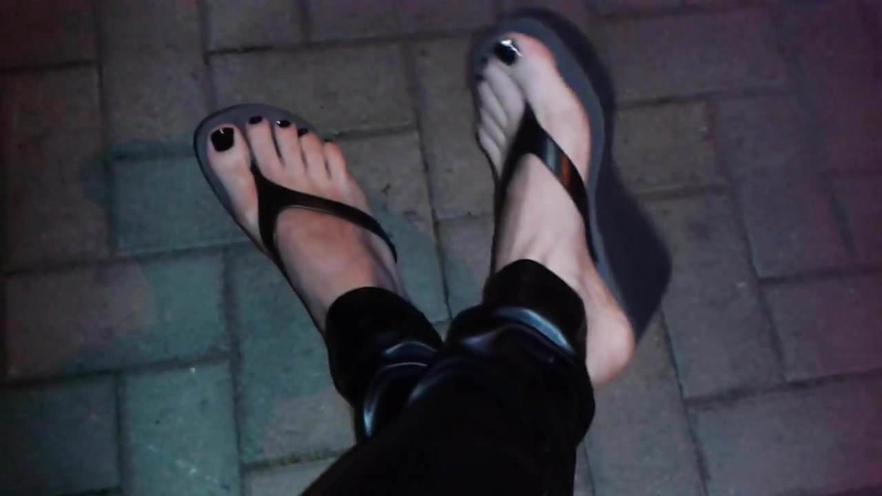 Ayak parmaklarımda siyah oje :)