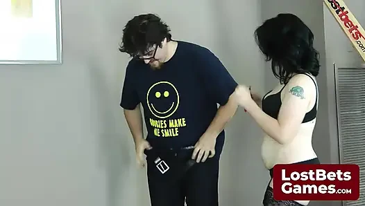 Z tatuażem komedii i maski tragedii grają Strip Darts