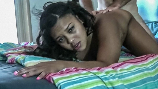 Tombul amatör tatlı gets ona sıkı kedi dolma