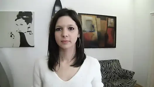 Tatlı esmer genç kız tıraşlı amcığını parmaklıyor ve oynuyor