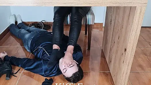 Tanrıça Kiffa - ayak kölesi yüksek topuklu çizmeleri temiziyor