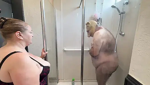 Domina Satana ve Satana duşta domuzcuk.