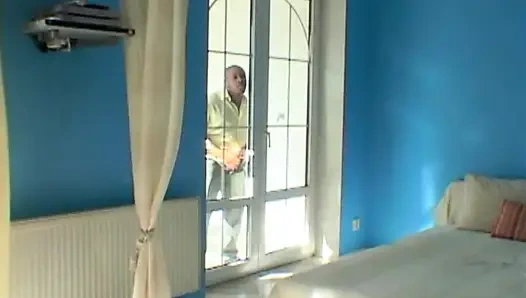 Siyah yaraklı iki esmer