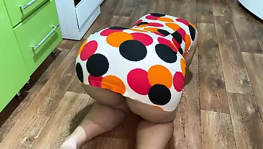 Kalın bir yarak büyük götlü orta yaşlı seksi kadına kolayca giriyor