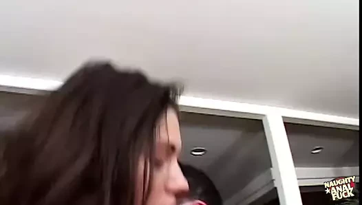 İtaatkar bir esmer yarak emiyor, başka birine biniyor ve bu üçlü grup sekste iki yüze boşalma alıyor