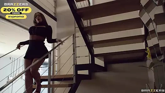 Aldatan evli kadın sıkı bir yerde sikiliyor. La Paisita Official – Brazzers