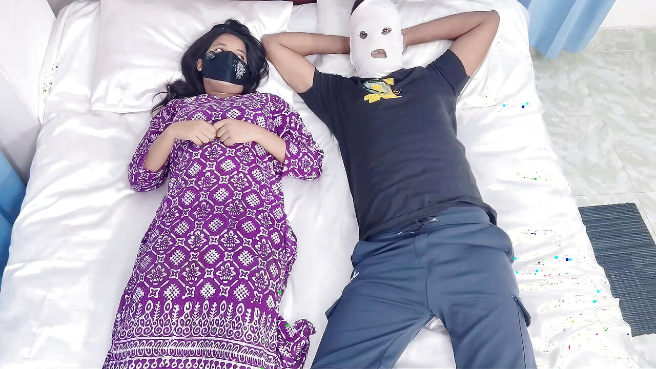 Orta yaşlı seksi üvey anne ilk kez üvey oğluyla aynı yatağı paylaşıyor bölüm bir