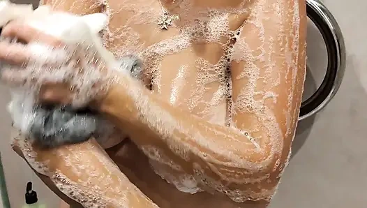 Emma'nın mükemmel doğal ıslak göğüsleri