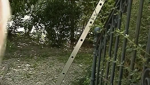 Alman sarışın orta yaşlı seksi kadın açık havada göt deliğini siktiriyor