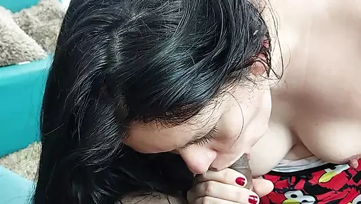 Üvey kız kardeşimin en iyi yarak emiyor