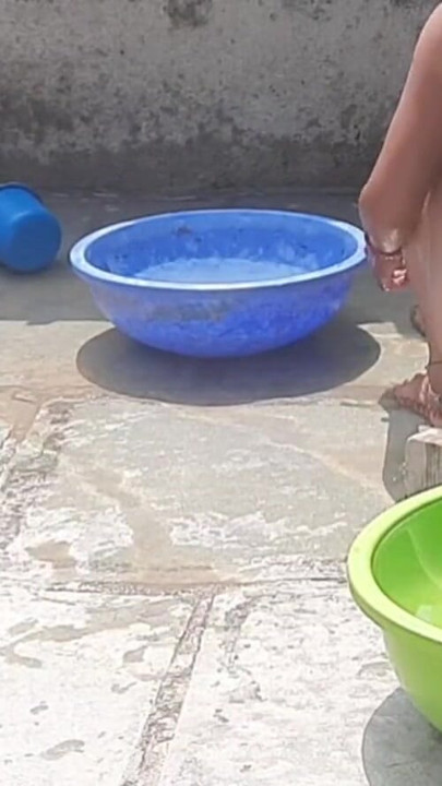 Köyün taşra banyosunda, baldızın üvey kız kardeşi sarisini suya ve banyoya batırıyor | Klip 2