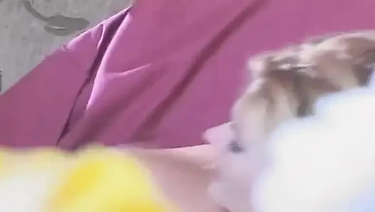 Sarışın bebek yoğun parmaklama ve yalamadan ıslak