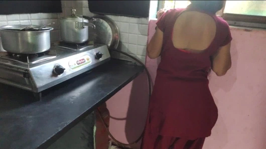 Arkadaşımın fahişe kız kardeşinin 2. bölümü, sulu amcık sikişi ve bana kalın bir yarak emdirdi (net Hintçe)