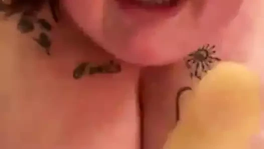 tüm dildolarımı göğüslerimin altına sokuyorum!!