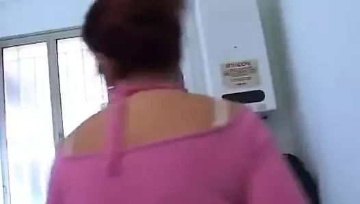 Amatör olgun ev hanımı iki yarağı emiyor