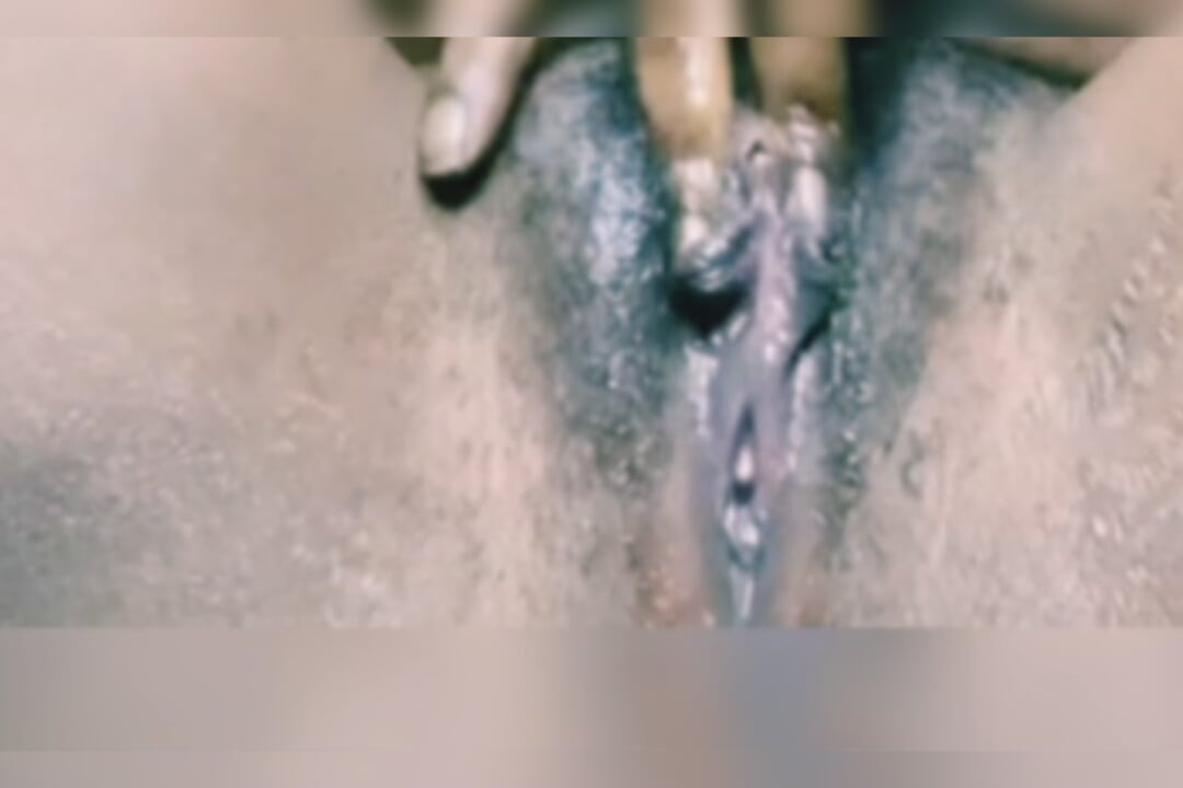 Seksi siyah amcık parmaklıyor - büyük seksi amcık