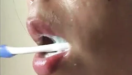 Dişlerini seksi bir şekilde fırçalayan Japon kızın yakın çekimi