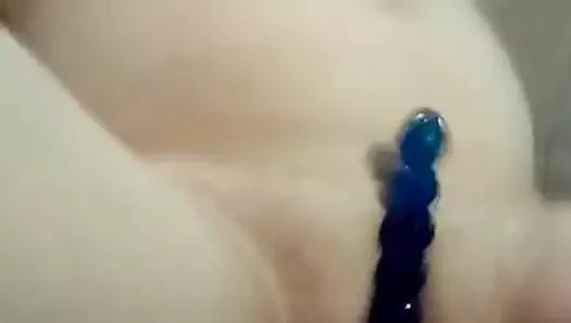 Karım kendini derin sikiyor.