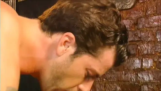 Sarışın Sahte Memeli Sürtük Canavar Yarağı Gırtlağına Kadar Alıyor Ve Götünü Parçalıyor